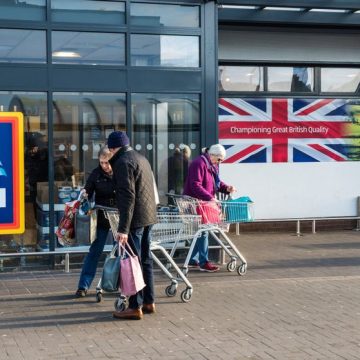 Shoppers outside a branch of the German supermarket chain Aldi L’impact du Brexit et de crises économiques sur la pauvreté au Royaume-Uni