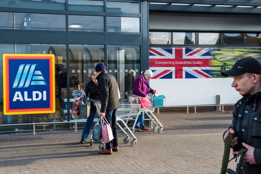 Shoppers outside a branch of the German supermarket chain Aldi L’impact du Brexit et de crises économiques sur la pauvreté au Royaume-Uni