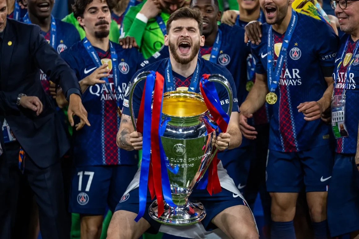 Célébrations du PSG après un doublé historique en Ligue des champions