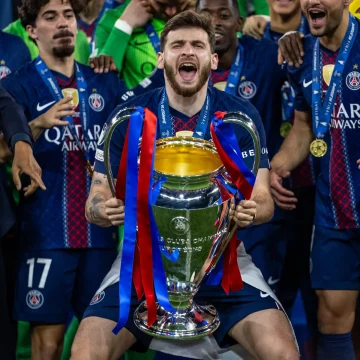 Célébrations du PSG après un doublé historique en Ligue des champions