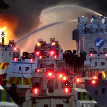 Émeutes anti-immigrés en Irlande du Nord à la suite d’une attaque au couteau