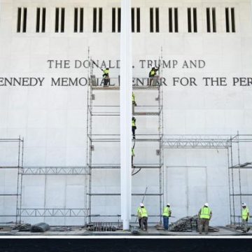 Le juge fédéral ordonne la suppression du nom de Donald Trump du Kennedy Center