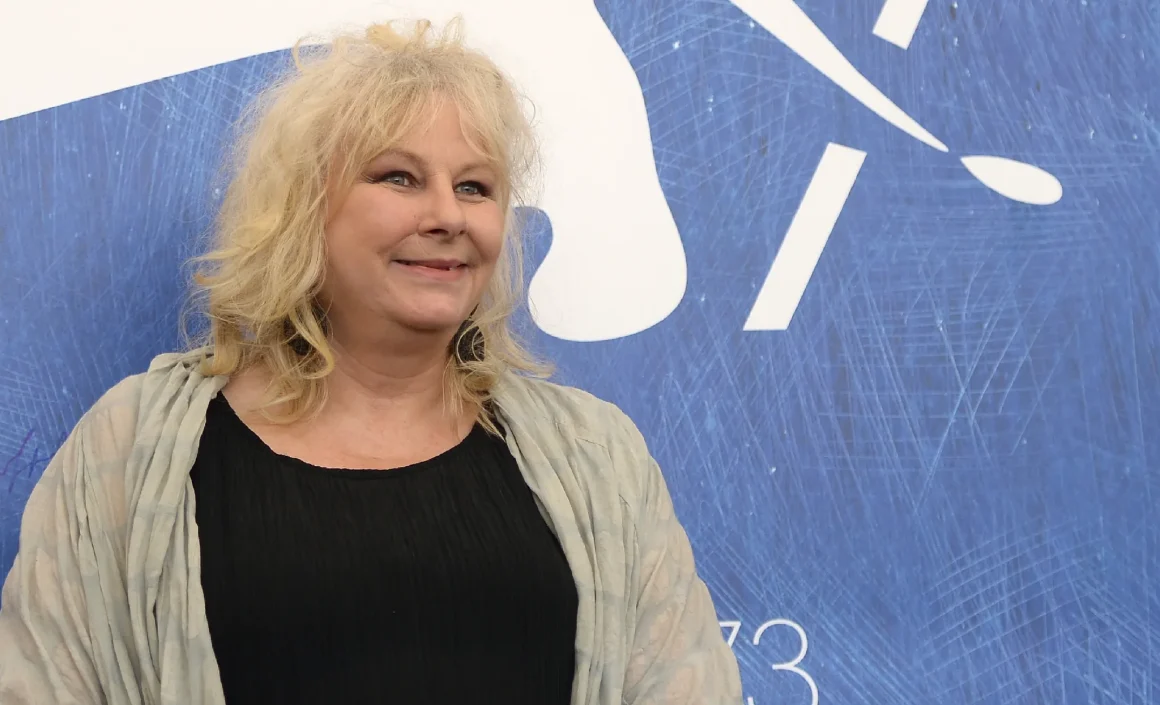 aeb18246-14a0-45ac-8a58-d7f075dce0ad Yolande Moreau : Un Parcours Unique de Cinéma et d’Improvisation