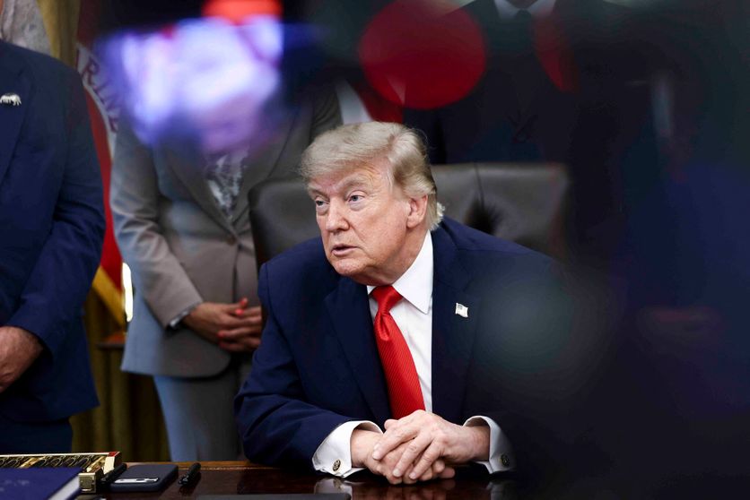 US President Donald Trump signs proclamation on commercial fishing Donald Trump réautorise la pêche commerciale dans trois sanctuaires du Pacifique