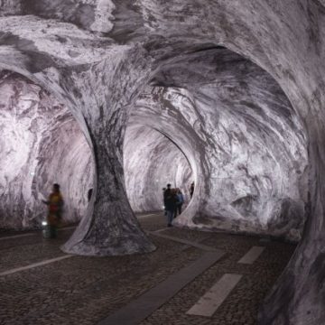 La Caverne du Pont-Neuf par JR : une expérience artistique unique à Paris
