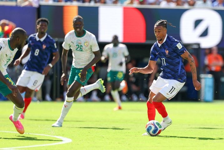 c101c825-a8d1-4f8c-bf18-82046abf384f L’équipe de France Surmonte un Début Difficile contre le Sénégal