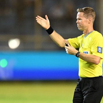 FBL-WC-2026-CONCACAF-QUALIFIER-SLV-PAN Drew Fisher, arbitre canadien, prend les rênes du match France-Irak