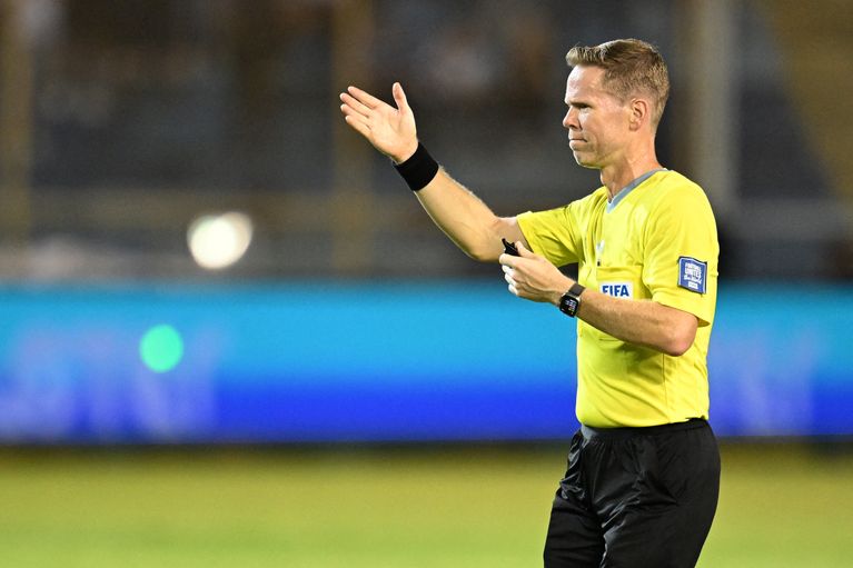 FBL-WC-2026-CONCACAF-QUALIFIER-SLV-PAN Drew Fisher, arbitre canadien, prend les rênes du match France-Irak