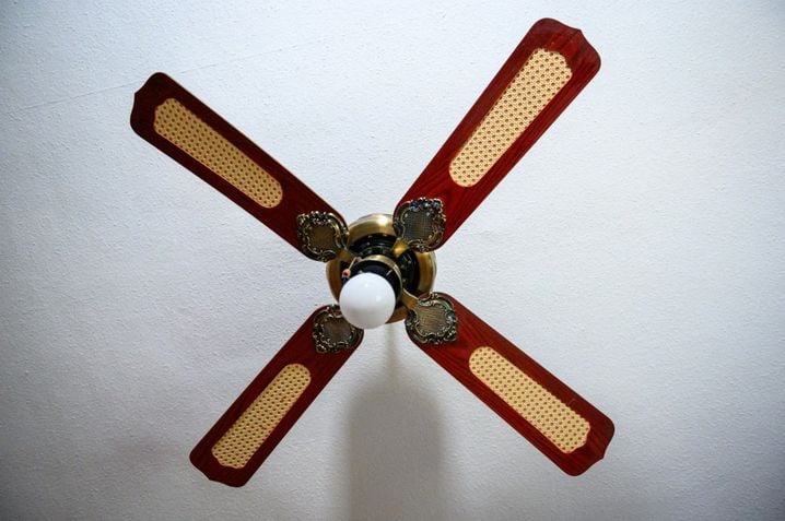 c221eb1d-0f6e-4bf2-9b34-4699083adeb1 Le ventilateur de plafond, un retour en force face à la chaleur