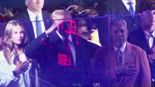 cc595c64-f3d2-4c19-9724-5ec83cda450e Donald Trump hué lors de la finale NBA à New York
