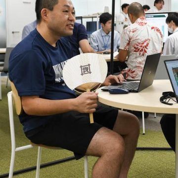 Porter le short au bureau : un débat vestimentaire en été