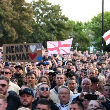 Far Right Groups Encourage Protest Over Death Of Henry Nowak Différend entre les États-Unis et le Royaume-Uni autour d’un meurtre d’étudiant