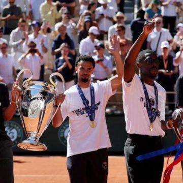 Les joueurs du PSG présentent leur victoire à Roland-Garros
