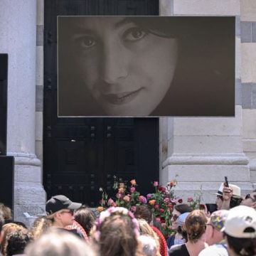 Hommage à Marjane Satrapi au Père-Lachaise