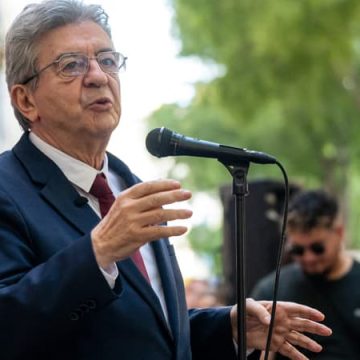 Débat politique tendu entre Mélenchon et Glucksmann