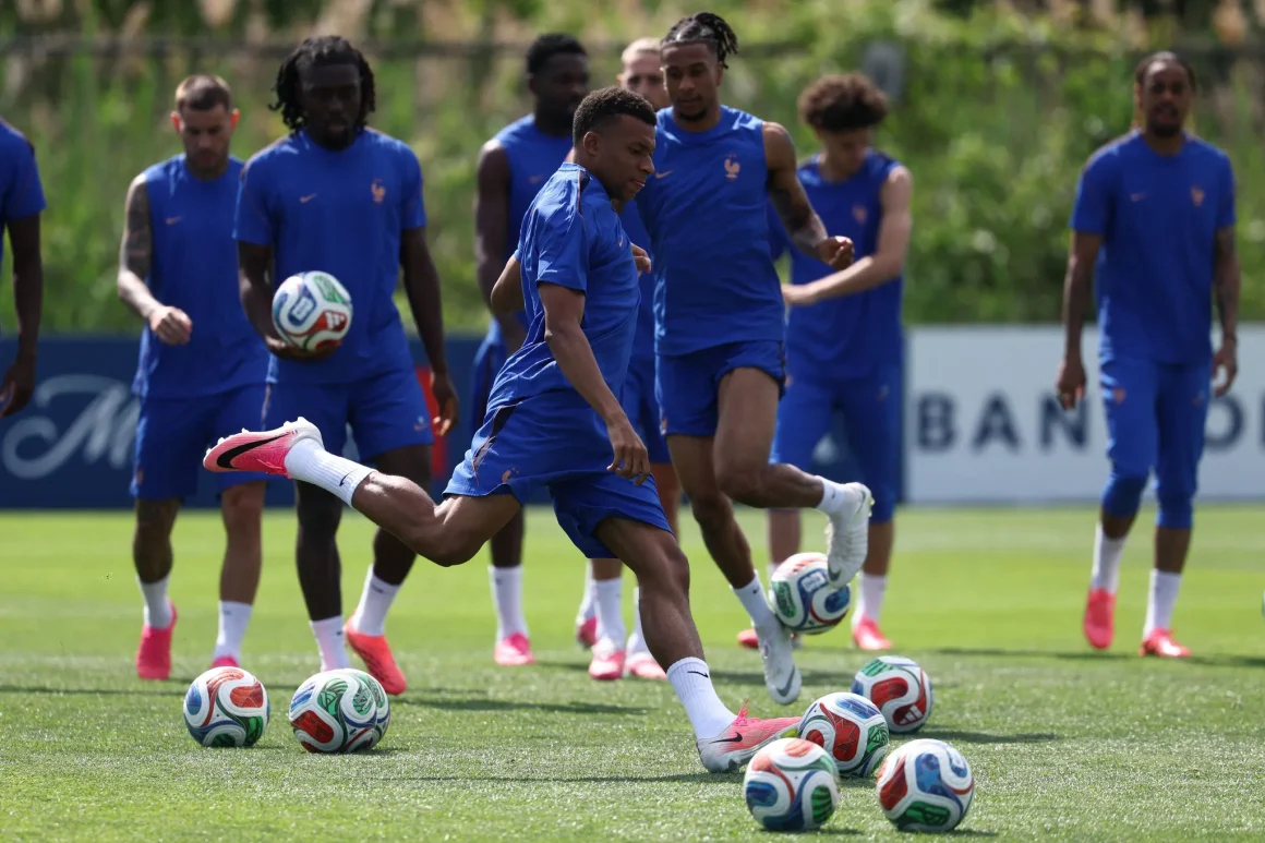 f2a143ed-0897-4020-a68a-c92643c2f3f9 L’équipe de France adapte sa préparation face à la chaleur pour la Coupe du monde