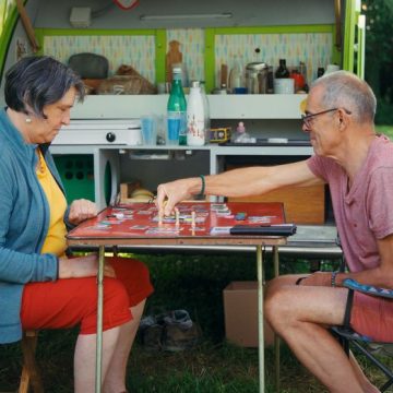 LE CAMPING, UN SIÈCLE DE BONHEUR FRANÇAIS Critique du documentaire sur le camping : histoire et évolutions de cette pratique en France