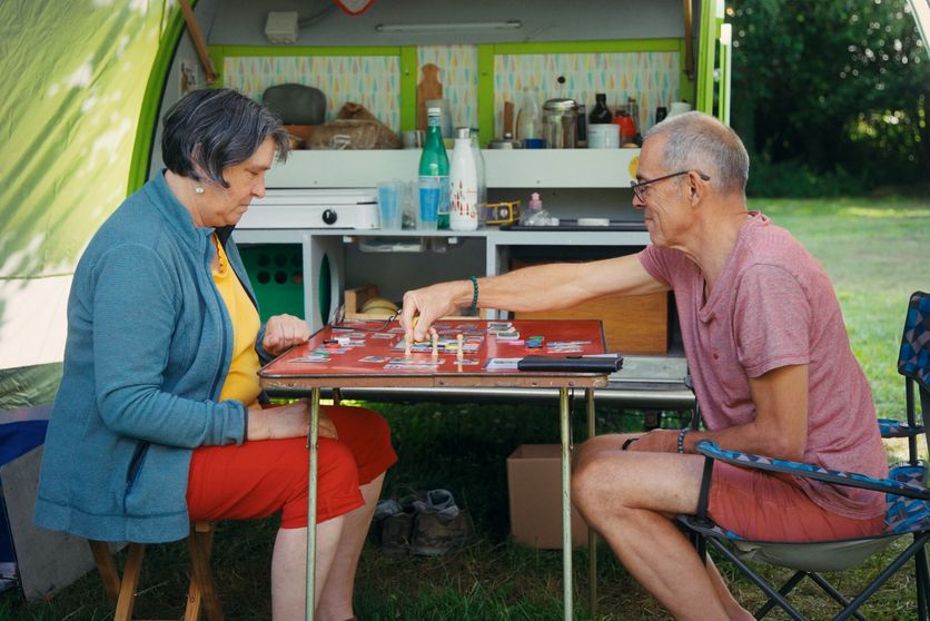 LE CAMPING, UN SIÈCLE DE BONHEUR FRANÇAIS Critique du documentaire sur le camping : histoire et évolutions de cette pratique en France