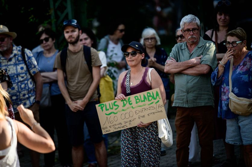 Suite à la mort de Lyhanna une centaine de personnes ont participé à un rassemblement devant le tribunal de Pau pour interpeller le gouvernement. Examen d’un projet de loi sur la protection des enfants