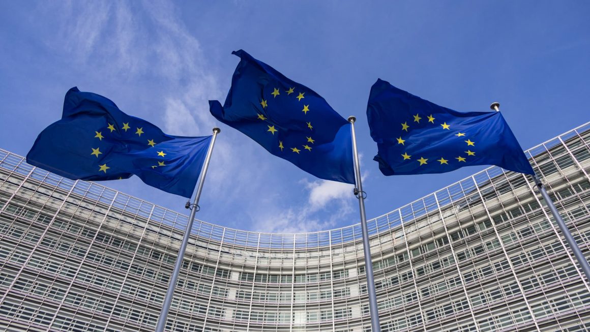 L’Union Européenne impose l’étiquetage des contenus générés par l’IA
