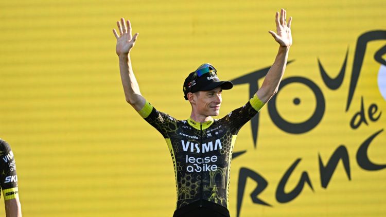 0b02ccac-7bc8-49ad-bbd6-fe210f12b46f Jonas Vingegaard Enfile le Premier Maillot Jaune du Tour de France 2026
