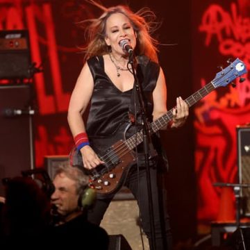 Jennifer Finch, légende du grunge féministe des années 90, nous quitte