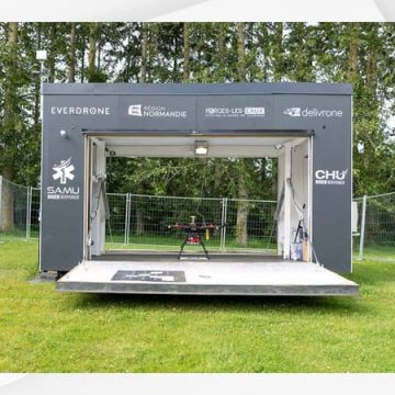 Des drones livrent des défibrillateurs en Normandie