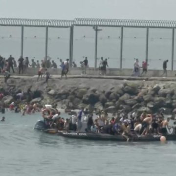 Entrée massive de migrants à Ceuta déclenche une crise humanitaire