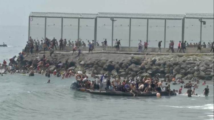 22dce70d-aeb9-46e1-9ec3-5b10b88079d5 Entrée massive de migrants à Ceuta déclenche une crise humanitaire