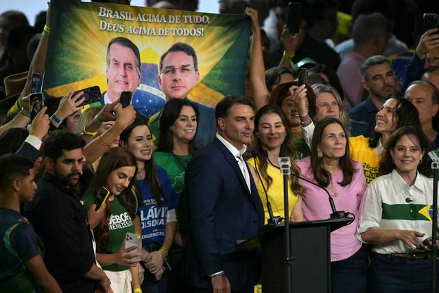 2f330e9b-8951-43f0-96b6-321bad8ae88e Flávio Bolsonaro et les Défis de sa Candidature Présidentielle