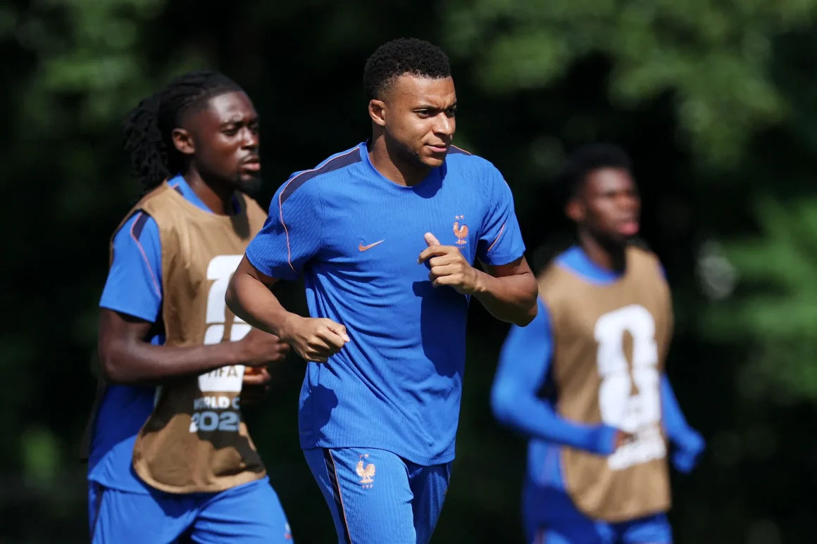 La France et le Maroc en quart de finale : enjeux sportifs et liens d’amitié