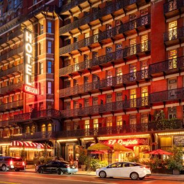 New York City, NY, USA – August 26, 2025: The historic Hotel Chelsea's neon sign and iron-balcony facade. The Manhattan landmark was the home of iconic artists and literary figures Exploration du Chelsea Hotel transformé en hôtel de luxe