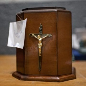 Un vol insolite à Fréjus : des urnes funéraires prises pour des bouteilles d’alcool