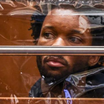 Un chanteur accusé du meurtre d’une adolescente