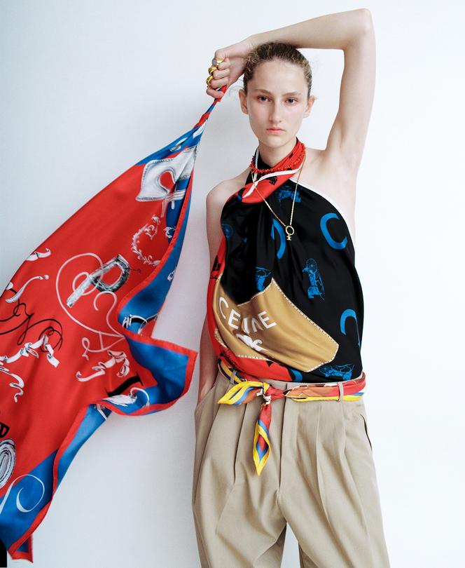 4ee75509-5def-4f53-a6a9-a0a5bdb9cc2f Le renouveau du foulard en soie cet été