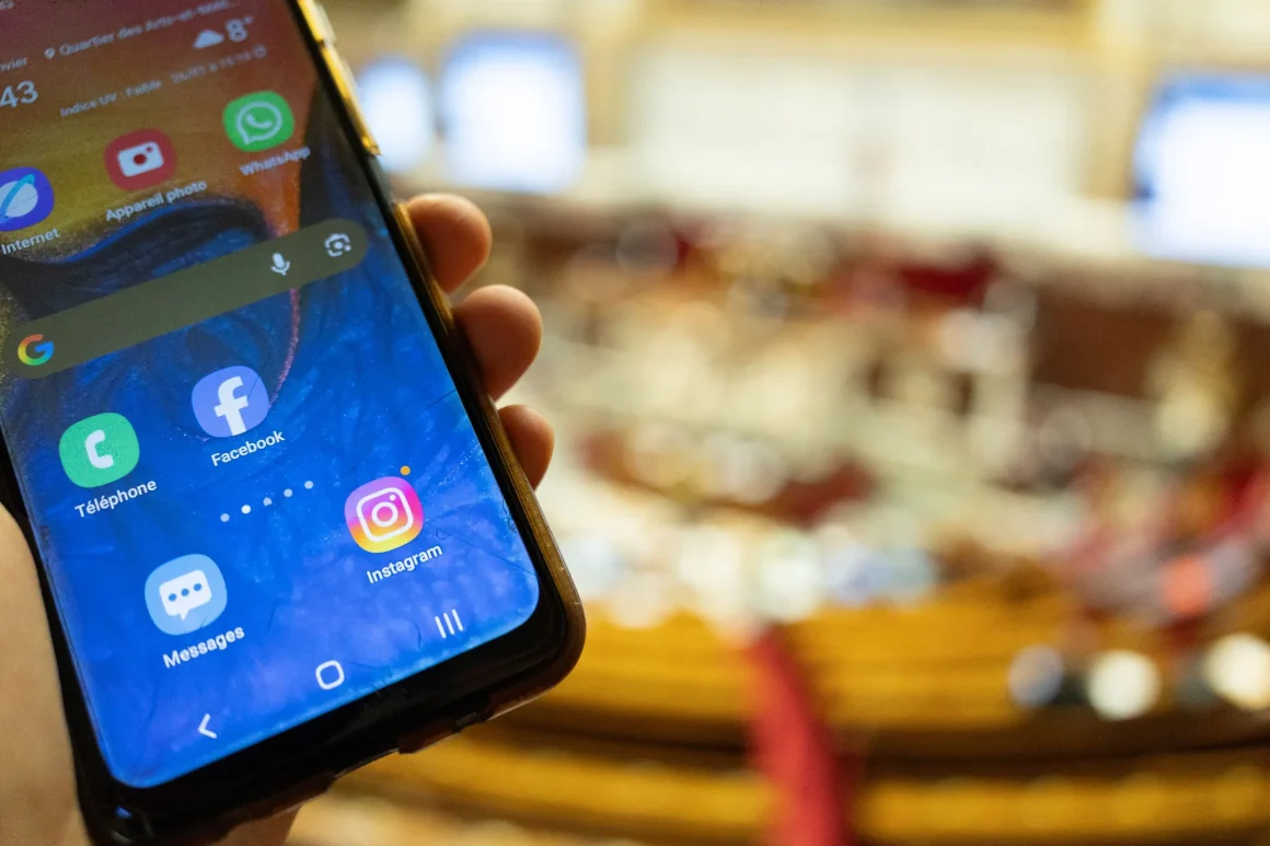 Interdiction des réseaux sociaux aux moins de 15 ans en France : une nouvelle loi en cours d’adoption