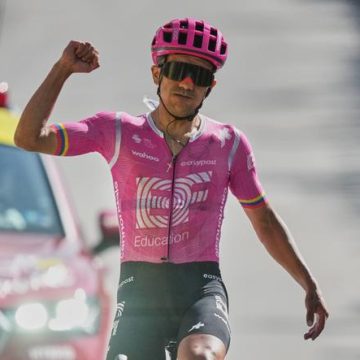 Richard Carapaz triomphe en solitaire à Orcières-Merlette