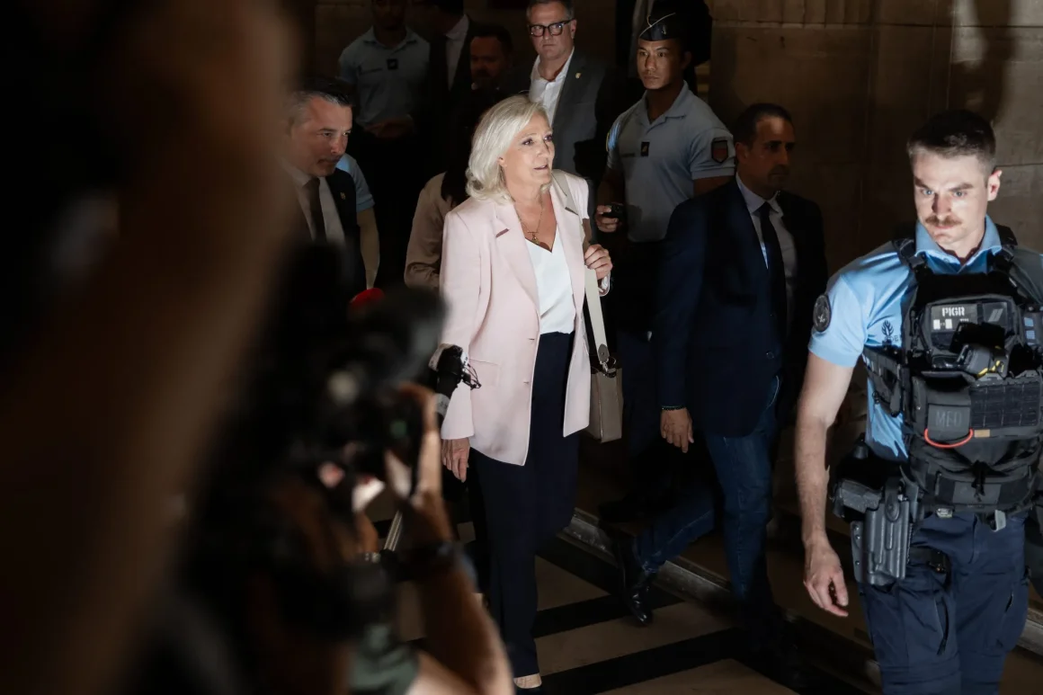 59a4325e-5eb8-4c0e-aba8-37a9a539f140 Marine Le Pen maintient sa candidature pour la présidentielle de 2027 malgré sa condamnation