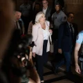 Marine Le Pen maintient sa candidature pour la présidentielle de 2027 malgré sa condamnation
