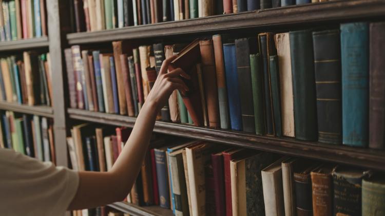 5c0ae87f-f40e-48f6-a0ed-ba2cad04b175 Un livre retourné à la bibliothèque après 150 ans d’absence