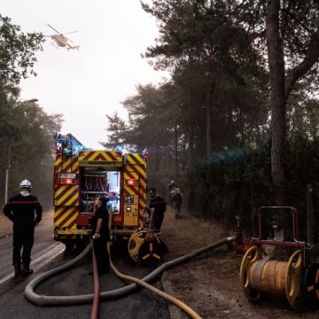 Major wildfire rages in Fontainebleau Forest near Paris Incendie de forêt à Fontainebleau : la situation reste critique