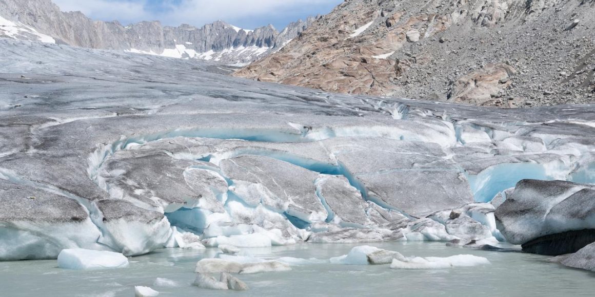 La fonte alarmante du glacier du Rhône en Suisse