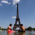 Un homme escalade la tour Eiffel