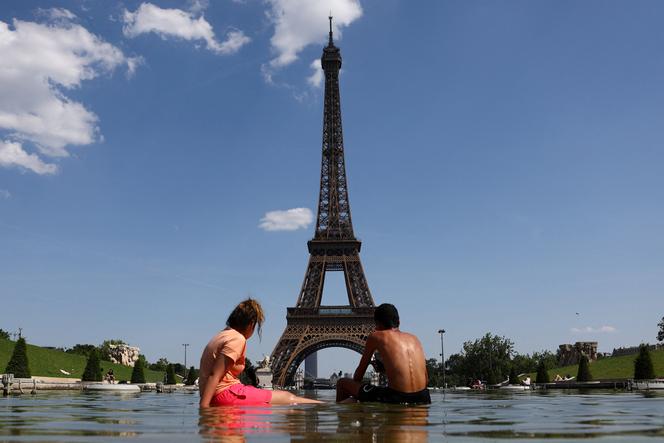 6ed7b7d9-f787-4900-8d86-d4e3eb32f132 Un homme escalade la tour Eiffel