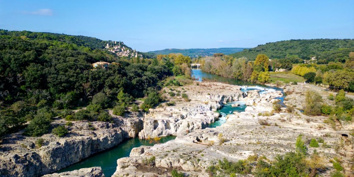 La rive tranquille de la Cèze, une rivière chargée d’histoire
