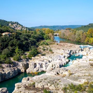 71a35ffa-43ee-4949-8be1-51da301402ac La rive tranquille de la Cèze, une rivière chargée d’histoire