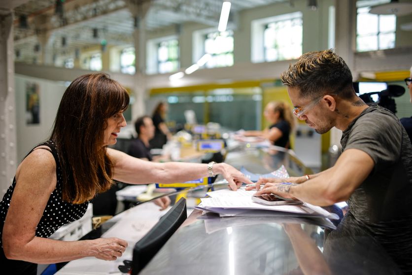 Spains migrant regularisation programme reaches final day Espagne : Un Afflux Exceptionnel de Demandes de Nationalité