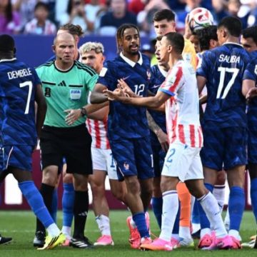 928697d1-bcad-472b-8ea3-fd85daedd46b Un match intense entre la France et le Paraguay lors de la Coupe du monde 2026