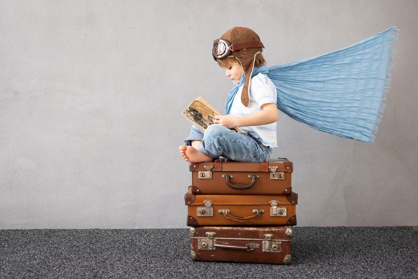Happy child dreaming about summer vacation and travel Hervé Le Tellier engage une initiative pour encourager la lecture