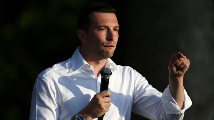af715535-5806-4845-90f3-40b49dcdcf1b Jordan Bardella se prépare pour le verdict en appel de Marine Le Pen